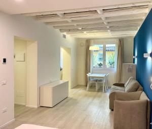 a living room with a couch and a table at Residenza SubitoSanto - Appartamento 1G "Antenore" in Padova