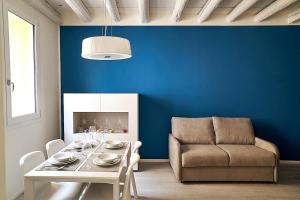 a living room with a table and a chair at Residenza SubitoSanto - Appartamento 1G "Antenore" in Padova