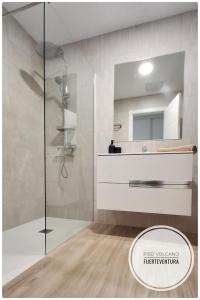 a bathroom with a shower and a mirror at Piso Volcano in Villaverde