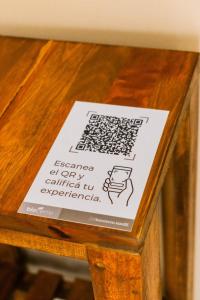 a sign on top of a wooden table at Hotel BIOCERRO in Tandil