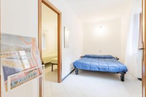 a bedroom with a bed in a room with a mirror at Levanto lodge in Levanto