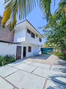 a white house with a driveway in front of it at Casa San Luis in Tuxtla Gutiérrez
