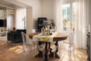 a dining room with a table and chairs at Maison Opéra in Palermo