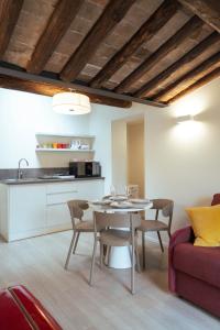 eine Küche und ein Esszimmer mit Tisch und Stühlen in der Unterkunft Residenza SubitoSanto "Gigliola" 9A - Bilocale con terrazzo esclusivo Cupola Basilica di Sant'Antonio- in Padua