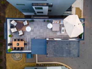 an overhead view of a patio with an umbrella at Sleeps 8 - Rooftop Deck - Prime Location in Raleigh
