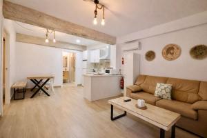 a living room with a couch and a table at Arenas del Coliseo Centro Parking Gratis in Mérida