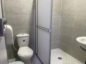 a bathroom with a toilet and a sink at Hotel Sion Real in Neiva