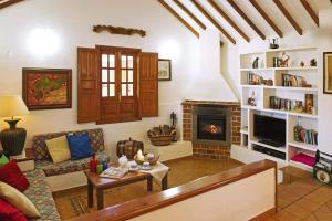 a living room with a fireplace and a couch at Casa Rural Milagrosa in Valsequillo