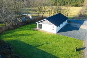 an overhead view of a small white building in a yard at Billund Guest Lodge in Grindsted