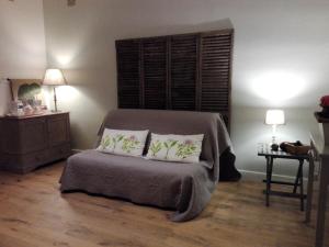 1 dormitorio con 1 cama con 2 almohadas en Relais De La Haute Pommeraye en Apremont