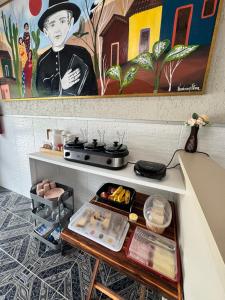 a kitchen with a stove and a painting on the wall at Pousada do Horto in Juazeiro do Norte