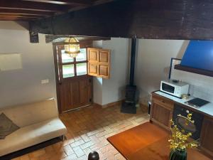 an overhead view of a living room with a microwave at rincón de covadonga in Caño +3 photos