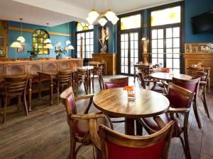 a restaurant with tables and chairs and a bar at ibis Hotel Brussels off Grand'Place in Brussels