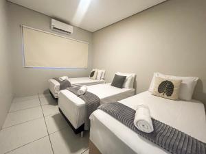 a room with two beds and a projection screen at Aurora Serena - Casa com 2 quartos, próximo a rodoviária e aeroporto in Palmas
