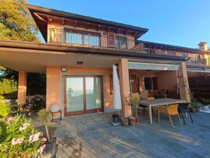 a house with a patio with a table and chairs at Casa Vista Mare in Muggia
