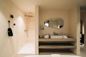 a bathroom with a sink and a mirror at Hotel Colonie 7 in Merksplas +44 photos