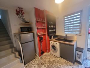a small kitchen with a washing machine and a sink at appartement proche gare SNCF in Tours