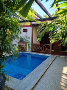 a small swimming pool in front of a house at Casa de Descanso Lolha Bacalar in Bacalar