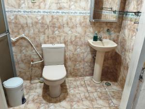 a bathroom with a toilet and a sink at Flat, primeiro andar, perto do Chevrolet Hall e Centro de Convenções e in Recife