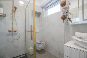 a bathroom with a shower and a toilet at Hof Friesenruhe – Loft in Högel +15 photos