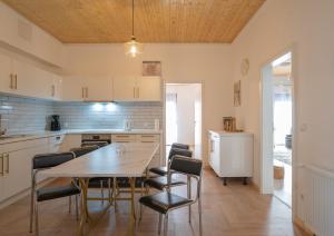 a kitchen with a wooden table and chairs at Hof Friesenruhe – Loft in Högel