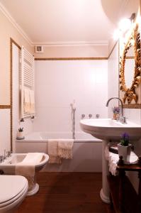 a bathroom with a sink and a tub and a toilet at Appartamenti Agriturismo La Canonica in Certaldo