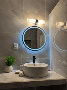 a bathroom with a sink and a mirror at Finca Nona's, Naturaleza y playa in Ciudad Madero +28 photos