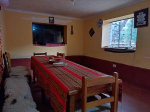 a room with a table and chairs and a window at Hospedaje Q'ello Qantu in Coper