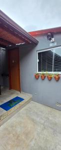 a house with a window and a mat in front of it at Flats KENAI in Abraão