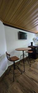 two tables and two chairs in a room at Flats KENAI in Abraão