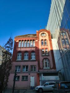 an old brick building in front of a glass building at U Szermierzy in Wrocław