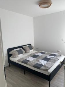 a bedroom with a bed with a checkered blanket at La Fontana in Rauenberg