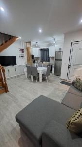 ein Wohnzimmer mit einem Tisch und einer Küche in der Unterkunft Cais House in São Roque do Pico