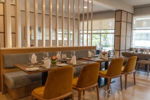 a restaurant with a long table and chairs at Hotel Jose Antonio in Lima