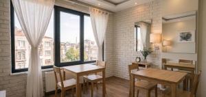 a dining room with a table and chairs and a window at pınar apart hotel in Kapuluören