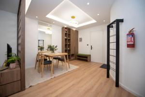 a dining room with a table and chairs in a room at Asinara Guatanamo Belmarsh in Durrës