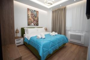 a bedroom with a bed with two towels on it at Asinara Guatanamo Belmarsh in Durrës