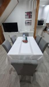 ein weißer Tisch und Stühle in einem Zimmer in der Unterkunft Cais House in São Roque do Pico