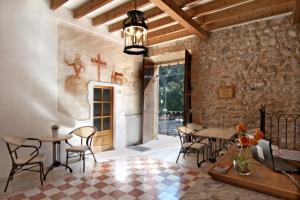 Uma área de estar em Petit Hotel Hostatgeria La Victoria
