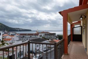 a balcony with a view of the ocean at Apartamentos do Triângulo in Velas