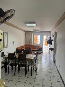 a living room with a table and chairs and a couch at Apartamento Castelhanos ES in Anchieta