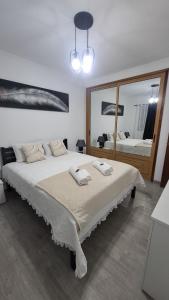 ein Schlafzimmer mit einem großen Bett und einem großen Spiegel in der Unterkunft Cais House in São Roque do Pico
