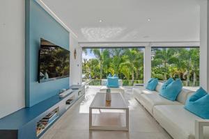 a living room with a white couch and blue walls at Villa Ti Karibu in Les Trois-Îlets