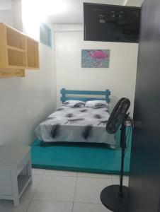 a bedroom with a bed and a desk with a keyboard at Hotel Danubio Azul in Yopal