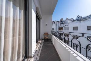 an empty balcony of a building with windows at Résidence Luxoria - Gauthier in Casablanca