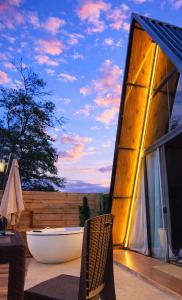 a bath tub sitting on top of a balcony at Cabana do sol Chalés Vero Verde in Serra Negra