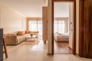 a living room with a couch and a bed at Résidence Luxoria - Gauthier in Casablanca