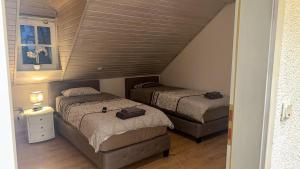 two beds in a small room with at Ferienwohnung Sonnentälchen in Konz
