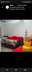 a bedroom with a bed and a yellow vase at Hotel Pousada na Br 040 in Valparaíso de Goiás