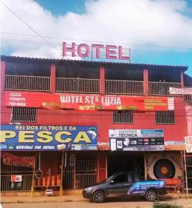 a hotel with a car parked in front of it at Hotel Pousada na Br 040 in Valparaíso de Goiás